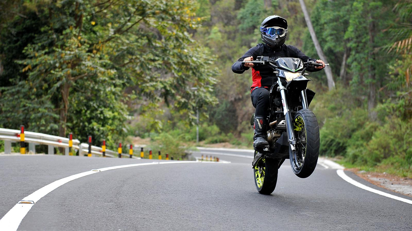 Is It Legal for Motorcycles to Pop a Wheelie on the Highway? – Quick Legal Guide - Complete Specifications, Price & Review 2026