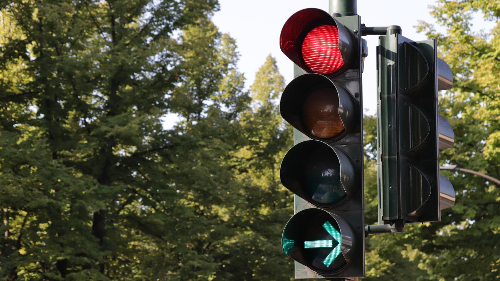 LED Traffic Lights: Expensive Up‑Front, Big Power Savings for Cities | High Quality Images LED Traffic Lights: Expensive Up‑Front, Big Power Savings for Cities - Complete Specifications, Price & Review 2026